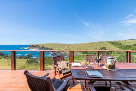 Absolute Oceanfront Cottage - Winery Find 3