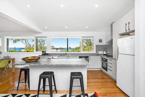 Evans Beach Retreat - Winery Find 2