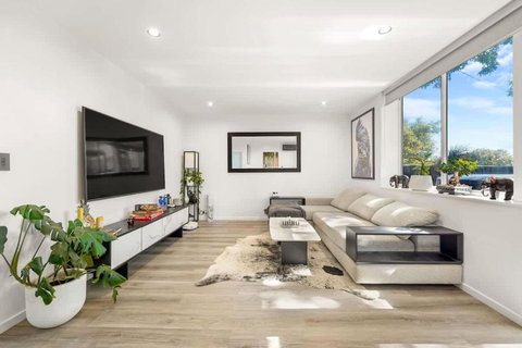 Gardenvale Prize With Private Courtyard Plus Parking - Winery Find 0