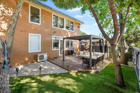 Gardenvale Prize With Private Courtyard Plus Parking - Winery Find 1