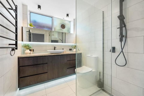 Gardenvale Prize With Private Courtyard Plus Parking - Winery Find 3