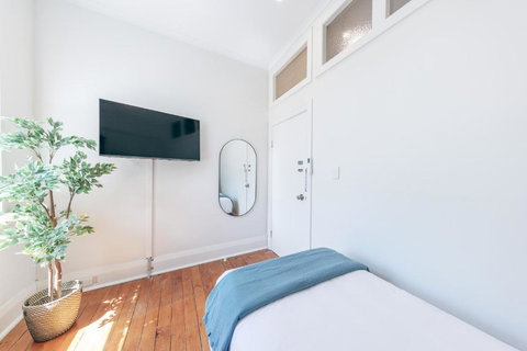 Gaslight Inn - Adults Only - Winery Find 3