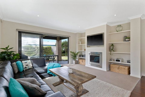 Gemstone At Sunderland Bay - Winery Find 1