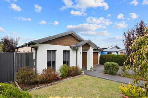 Gemstone At Sunderland Bay - Winery Find 0