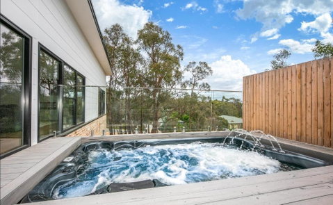 Glamour In Gisborne - With Spa! - Winery Find 0