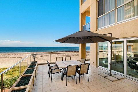 Glenelg Beachfront Luxury Apartment - Winery Find 0