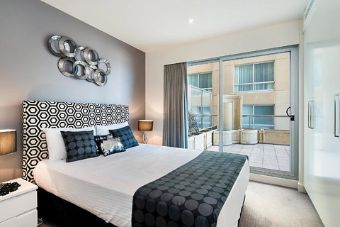 Glenelg Beachfront Luxury Apartment - Winery Find 4