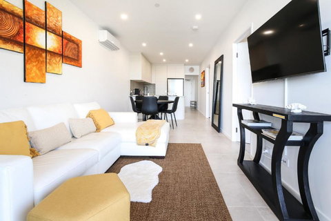 Glorious 2-Bed With Waterside Balcony Views - Winery Find 1