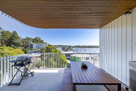 Glorious 2-Bed With Waterside Balcony Views - Winery Find 2
