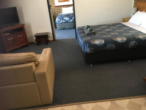 Airport Whyalla Motel - Winery Find 1