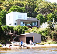 Amazing Ansons Bay Absolute Waterfront Beach House - Winery Find
