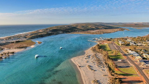 API Pelican Beach Front Apartments Kalbarri - Winery Find 1