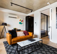 Artsy Apartment CBD City Views and Balcony - Winery Find
