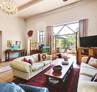 Arty Warehouse Apartment - stroll to South beach - Winery Find