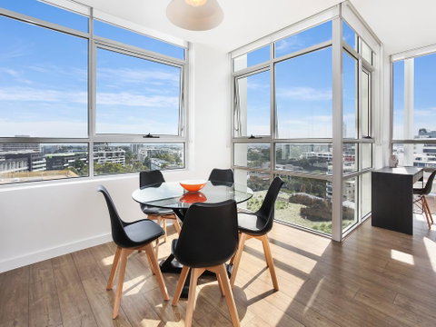 As The Sun Sets - Modern And Spacious 2BR Zetland Apartment Facing The Setting Sun - Winery Find 1