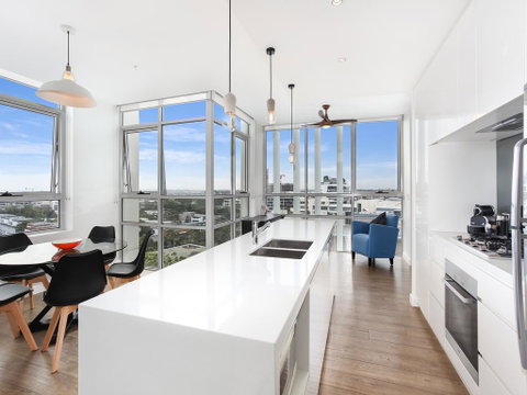 As The Sun Sets - Modern And Spacious 2BR Zetland Apartment Facing The Setting Sun - Winery Find 2