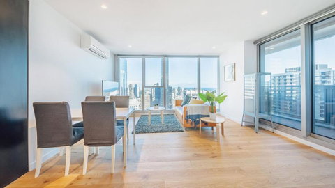 Magnificent 2-bedroom Apartment - Skyline View, CBD Location - Winery Find 0
