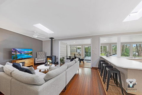 MacMasters Beach Lake House Stroll To Beach - Winery Find 0