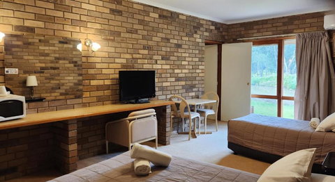 Magdala Motor Lodge & Lakeside Restaurant - Winery Find 2