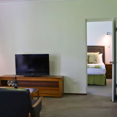 Mahogany Inn And Distillery - Winery Find 2