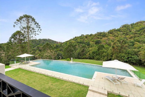 Maleny Chateau 5 Bed , Pool, Country Experience, Creek, Gym - Winery Find 3