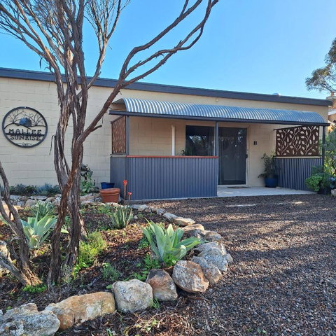 Mallee Sunrise B&B - Winery Find 1