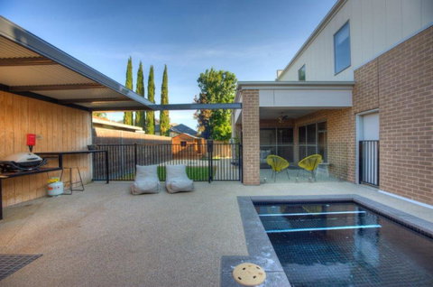 Mandel On High - Echuca Holiday Homes - Winery Find 0