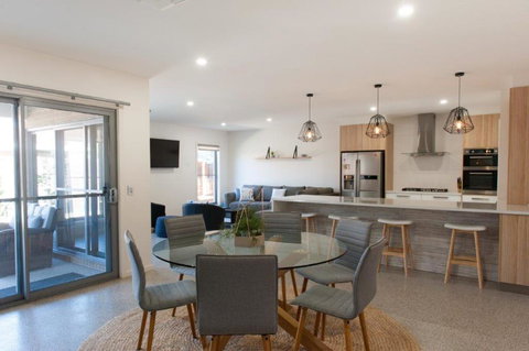 Mandel On High - Echuca Holiday Homes - Winery Find 2