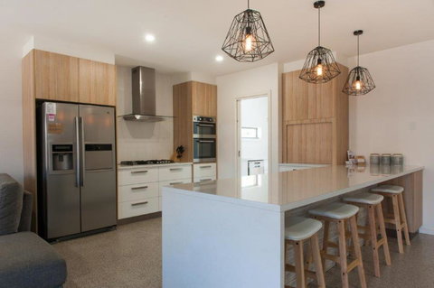 Mandel On High - Echuca Holiday Homes - Winery Find 3