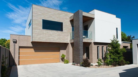 Mandel On High - Echuca Holiday Homes - Winery Find 1