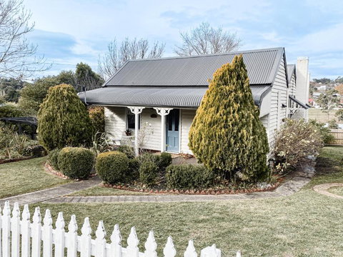 MARIGOLD COTTAGE Charming 1870s Central Daylesford Cottage - Winery Find 0