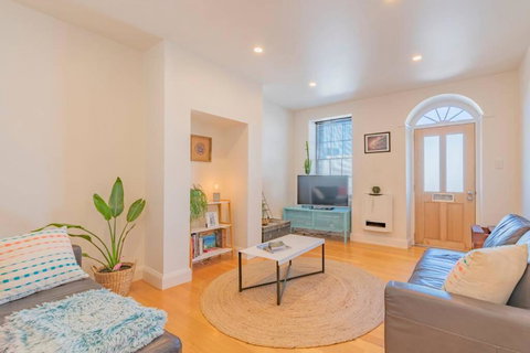 MELVINGTON BOUTIQUE APARTMENT IN HOBART CBD O - Winery Find 0