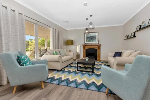 Mid Century 4 Bedroom Getaway In Barossa Vineyard - Winery Find 0