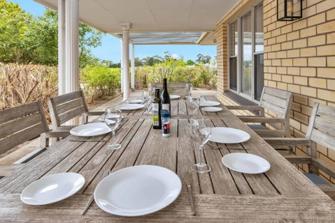 Mid Century 4 Bedroom Getaway In Barossa Vineyard - Winery Find 3