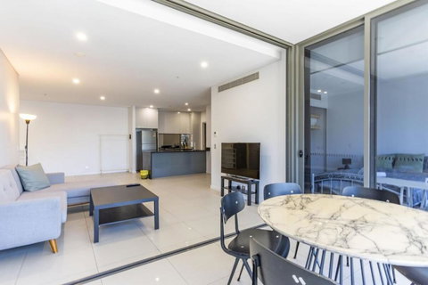 Modern 2B With Loft Bed Parking Central Mascot - Winery Find 0