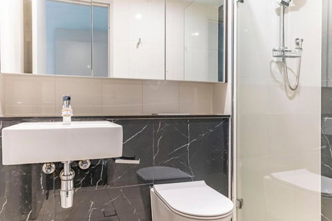 Modern 2B With Loft Bed Parking Central Mascot - Winery Find 1