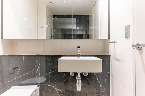 Modern 2B With Loft Bed Parking Central Mascot - Winery Find 2