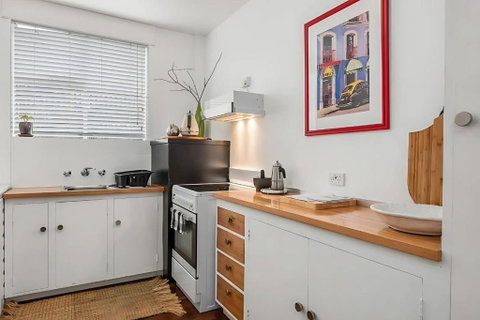 Modern City-Fringe Apartment In New Town - Winery Find 3