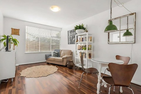Modern City-Fringe Apartment In New Town - Winery Find 0