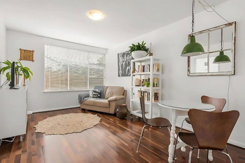 Modern City-Fringe Apartment In New Town - Winery Find 2