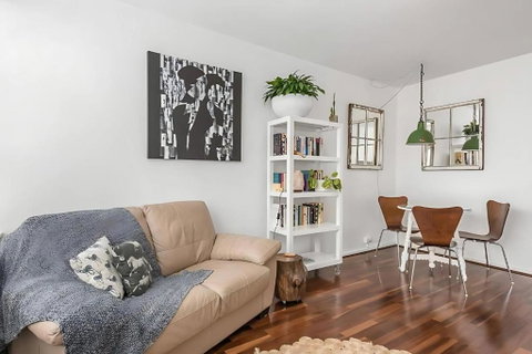Modern City-Fringe Apartment In New Town - Winery Find 1
