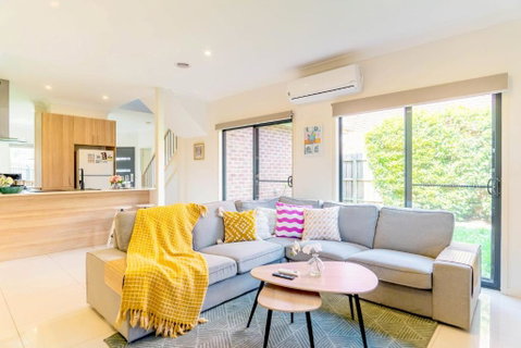 Modern Home In Central Oakleigh East - Winery Find 0