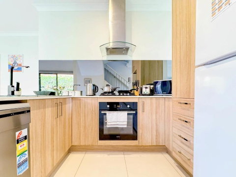 Modern Home In Central Oakleigh East - Winery Find 3