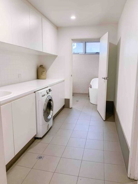 Modern House Close To CBD & Adelaide Oval - Winery Find 2