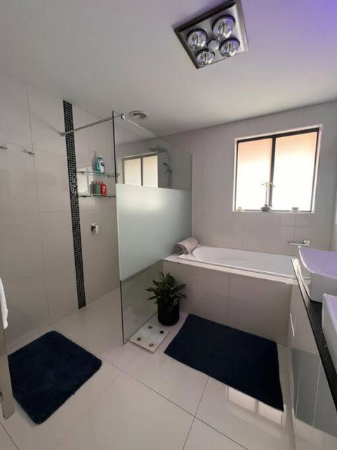 Modern Light Filled Home Near Beaches - Winery Find 1