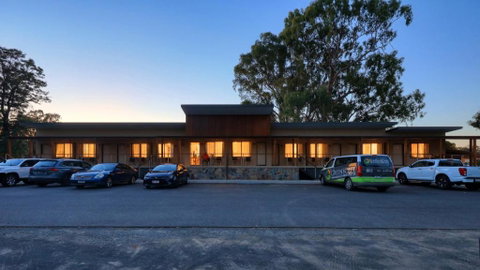 New Crossing Place Motel - Winery Find 3