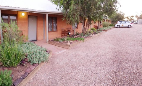 Mud Hut Motel - Winery Find 3