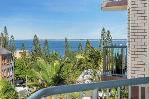 Nautilus Unit 3 Kings Beach QLD - Winery Find 0