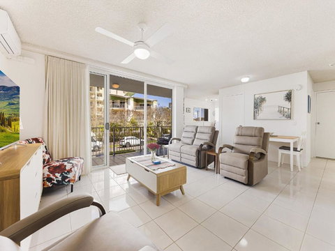 Nelson Point Unit 2 Golden Beach QLD - Winery Find 3