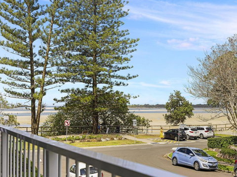 Nelson Point Unit 2 Golden Beach QLD - Winery Find 2